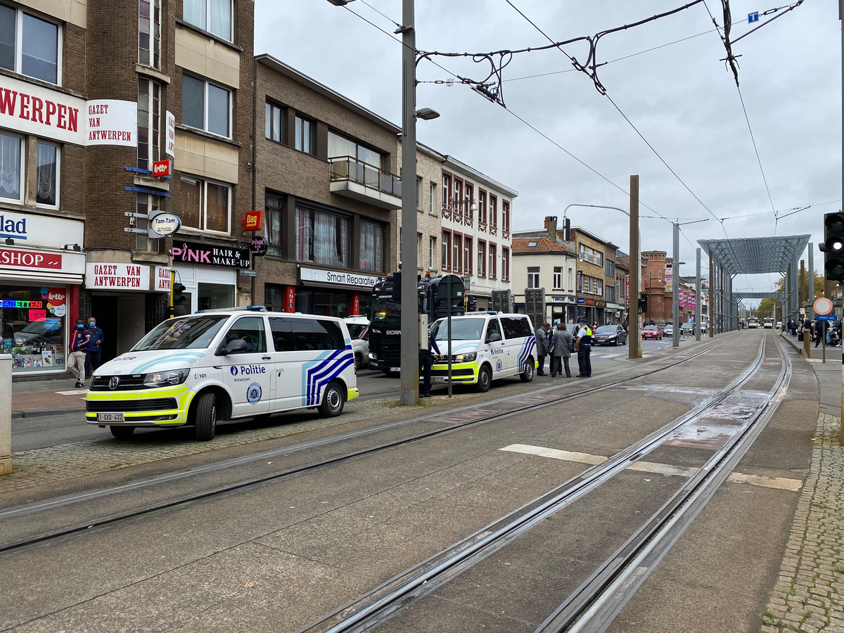 Man zwaargewond na aanrijding door tram in Hoboken Foto hln.be