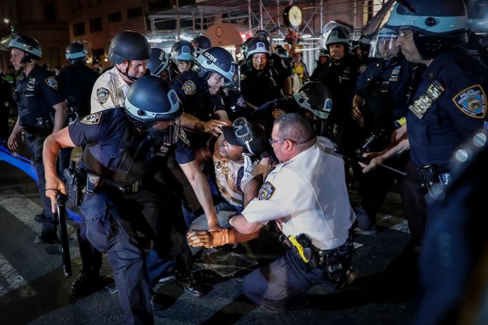 Een demonstrant wordt door agenten gearresteerd in hartje Manhattan. (04/06/2020)