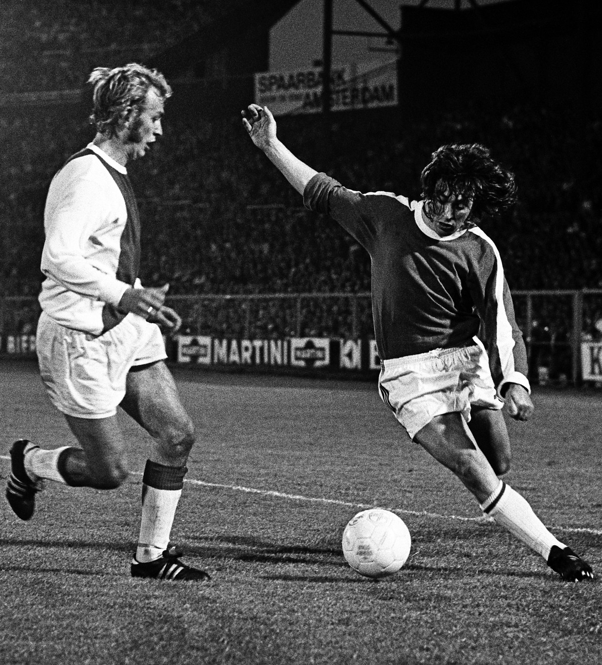 Ajax-Sparta in 1971, Spartaan Nol Heijerman probeert Hoerst Blankenburg uit te spelen. Beeld ANP