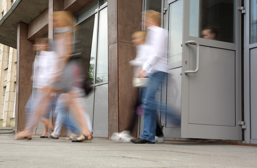 Выходя из офиса. Человек заходит в здание. Мужчина выходит из здания. Человек выходит. Заходит в офис.