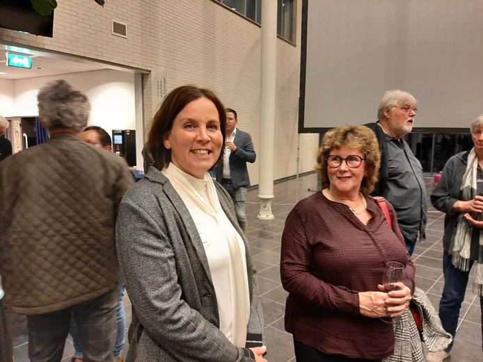 Ineke Schippers (l) van ABT wordt mogelijk de enige vrouw in de nieuwe gemeenteraad van Tholen. Ze neemt daarmee de unieke positie over van Petrina Geluk van het CDA, die haar zetel verliest.