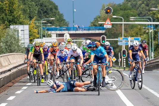 De valpartij van Ellen van Dijk in de 4e etappe Boels Ladies Tour.