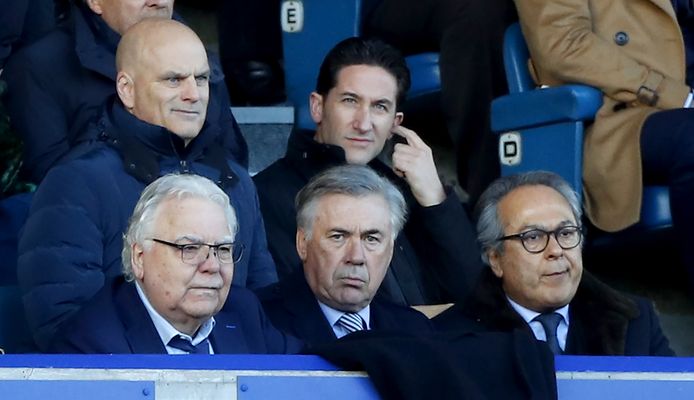 Everton-eigenaar Farhad Farhad Moshiri (r) in de tribunes van Goodison Park naast Carlo Ancelotti (centraal) en Bill Kenwright (l).