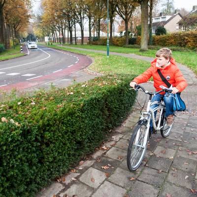 Stoepfietsen ‘levensgevaarlijk’, Denekampse school waarschuwt leerlingen