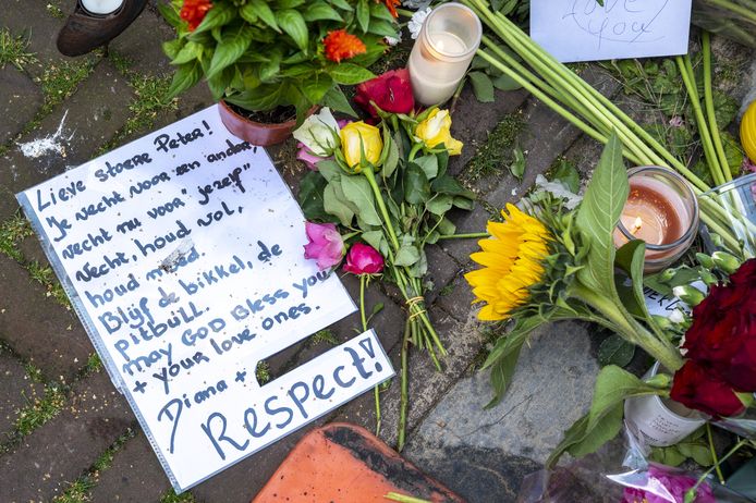 Mensen laten bloemen, kaarsjes en steunbetuigingen aan Peter R. de Vries achter in de Lange Leidsedwarsstraat in het centrum van Amsterdam. De misdaadverslaggever ligt zwaargewond in het ziekenhuis, na een aanslag op zijn leven.