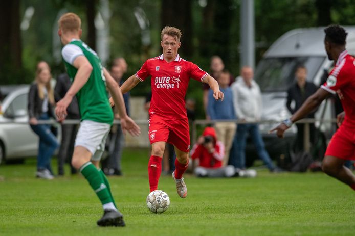 Lammert Roossien, hier in actie tijdens het oefenduel met HSC’21, is met FC Twente mee op trainingskamp in De Lutte. Hij is een van de vier spelers van de FC Twente/Heracles Academie die met de selectie mee mogen.