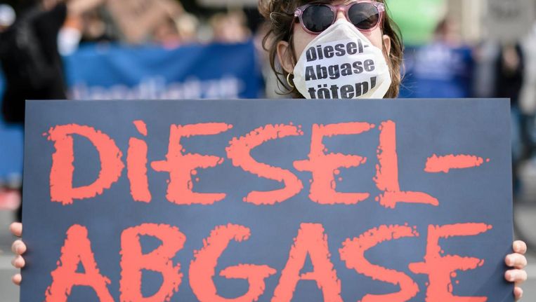 Een demonstrant voor het ministerie van Transport in Berlijn, Duitsland, draagt een masker waarop geschreven staat 'dieseluitlaatgassen doden! Beeld epa