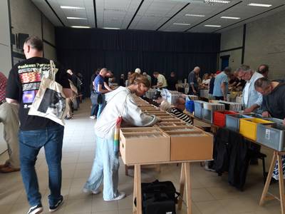 Al dik veertig jaar komen muziekfanaten uit het hele land naar de platenbeurs in Neerkant: ‘Vinyl ho