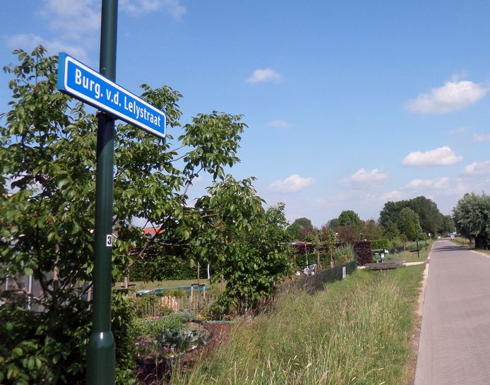 In Woudrichem is een straat naar burgemeester Van der Lely genoemd.