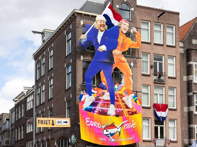 Café De Blaffende Vis onthult gevelversiering voor Koningsdag: Willem-Alexander als hakkende Joost Klein