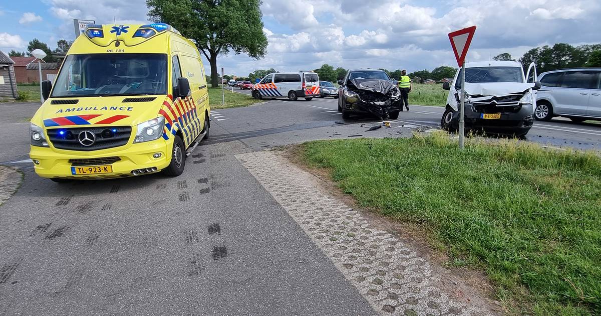 Twee gewonden na aanrijding auto en bestelbus bij Winterswijk.