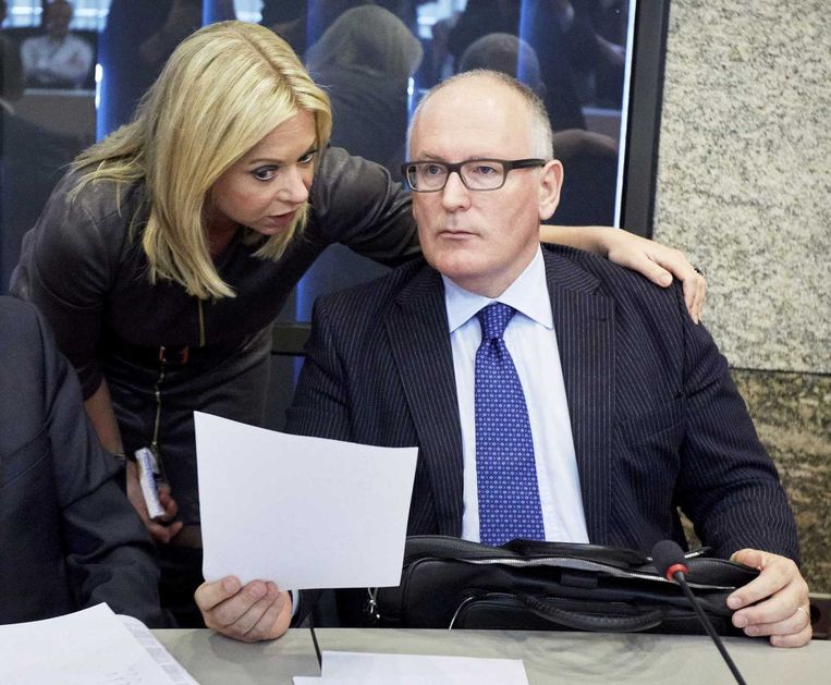 Minister van Buitenlandse Zaken Frans Timmermans overlegt met minister Jeanine Hennis van Defensie tijdens het debat in de Kamer over de strijd tegen IS. Beeld anp