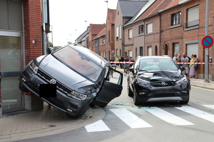 Het spectaculaire ongeval gebeurde op de Van Langenhovestraat in Sint-Gillis.