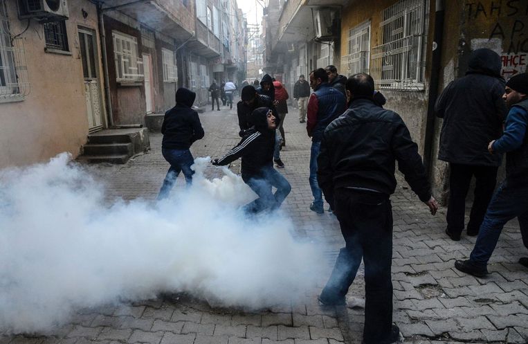 Een confrontatie met de Turkse politie in Sur, Diyarbakir Beeld afp