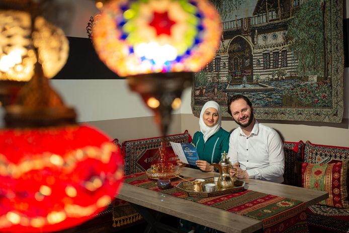 Anas Almanzlji en Razan Aljaban in hun restaurant Razan in Beuningen.