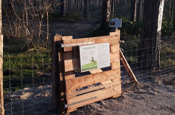 Het poortje van de nieuwe hondenloopweide in de Duinbossen van De Haan