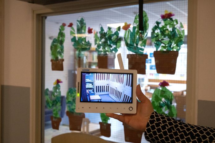 Meekijken met een camera in de slaapzaal van een kinderdagverblijf.