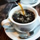 Weg met de lattes, dít is de nieuwste (en supersimpele) koffietrend