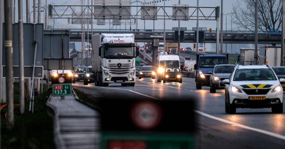 Drukte op de weg valt nog mee, A2 bij Eindhoven dicht na ongeval met vrachtwagens.