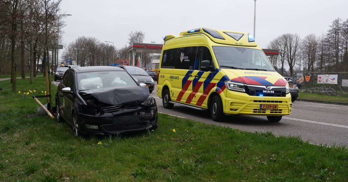 Auto flink in de kreukels na kop-staartbotsing in Meppel, drie mensen naar ziekenhuis gebracht.