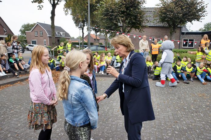 Burgemeester Elly Blanksma praat met leerlingen.