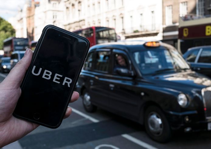 Een Uber-gebruiker neemt een taxi in Londen.