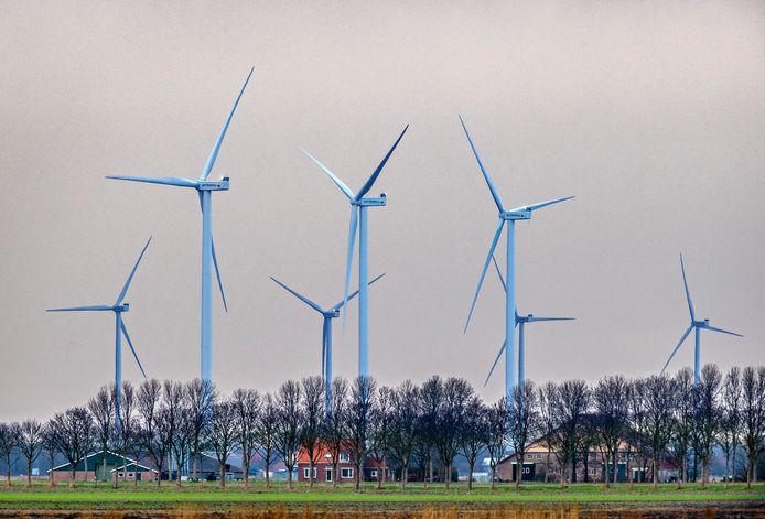 Molens bij Middenmeer, een dorp in de Wieringermeerpolder.