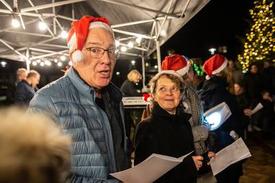 Teteringen zingt samen bij verlichte boom om de kerstdagen in te luiden