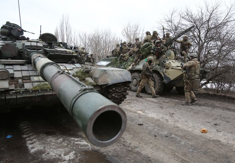 I soldati ucraini si preparano a difendersi a Luhansk, nell'Ucraina orientale.  foto AFP