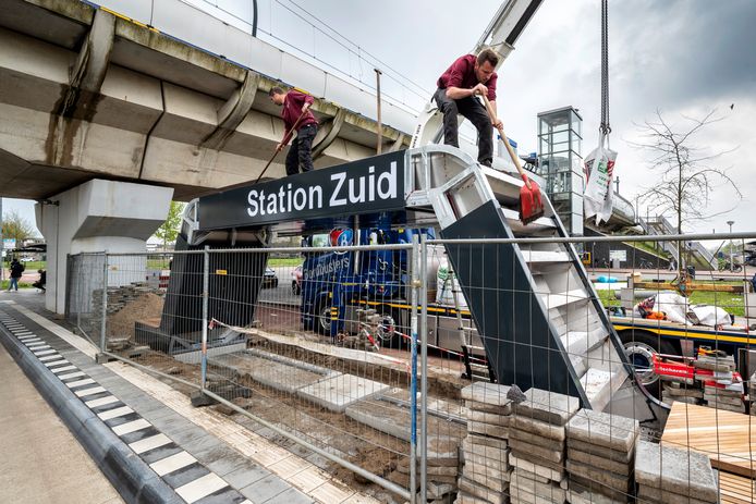 De groene bushalte bij station Arnhem-Zuid is geplaatst en wordt verder afgemonteerd en beplant.