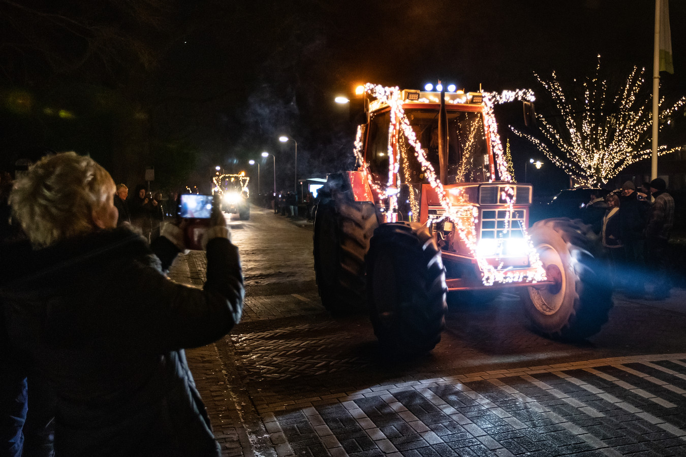 Ook boeren smelten voor kerst en lichtspektakel op tractors