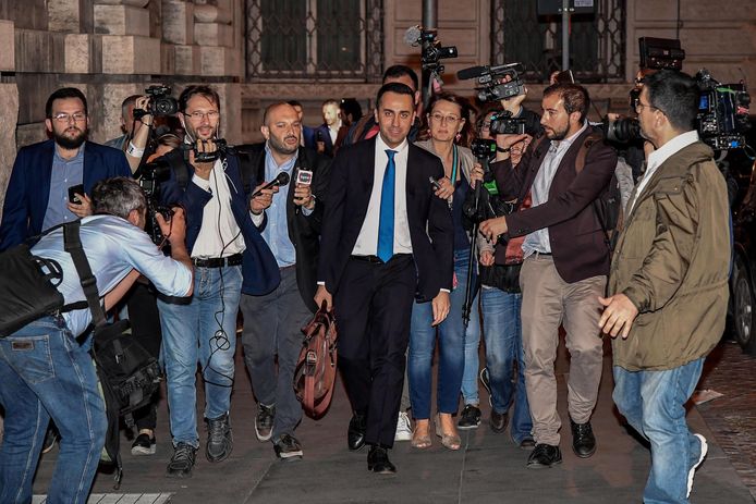 Luigi Di Maio, de leider van de Vijfsterrenbeweging, wordt omringd door pers.