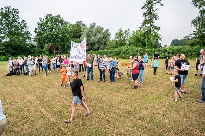Op een voormalig voetbalveld van SV Ruwaard wordt door buurtbewoners een demonstratie gehouden tegen de plannen om op dat veldje kleine huisjes voor spoedzoekers neer te zetten.