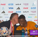 Louis van Gaal geeft Denzel Dumfries een kus op de persconferentie na het duel met de VS.