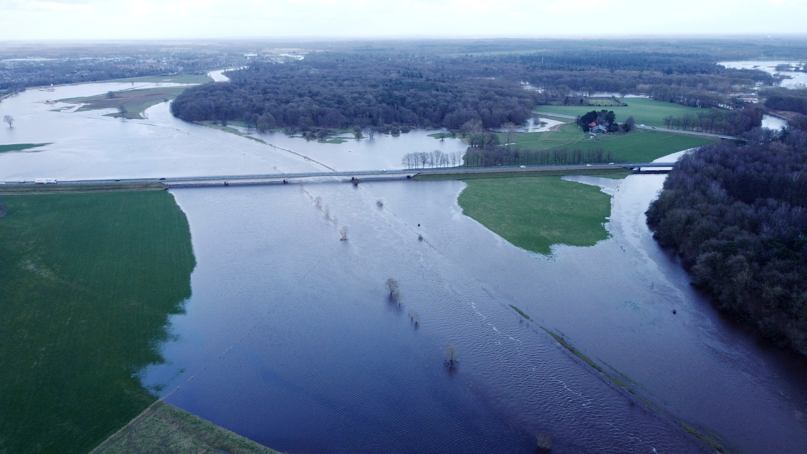 Hoog water in Vecht en Regge rivieren smelten samen bij Ommen Foto destentor.nl