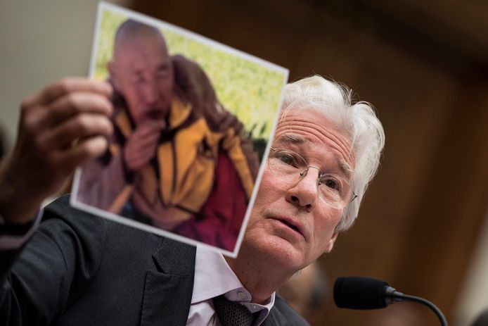 Richard Gere houdt een foto omhoog van een monnik die zelfmoord heeft gepleegd.