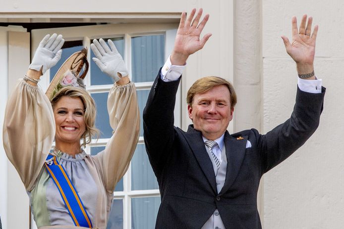 Koning Willem Alexander en koningin Maxima zwaaien vanaf het balkon bij Paleis Noordeinde op Prinsjesdag.