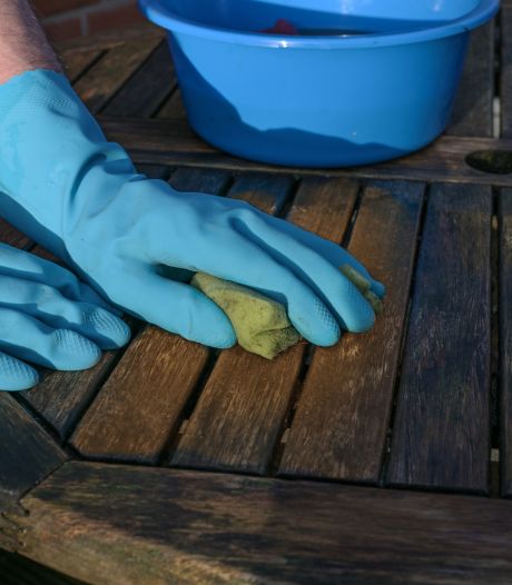 Houten tuinmeubelen schoonmaken? ‘Gebruik geen hogedrukspuit’