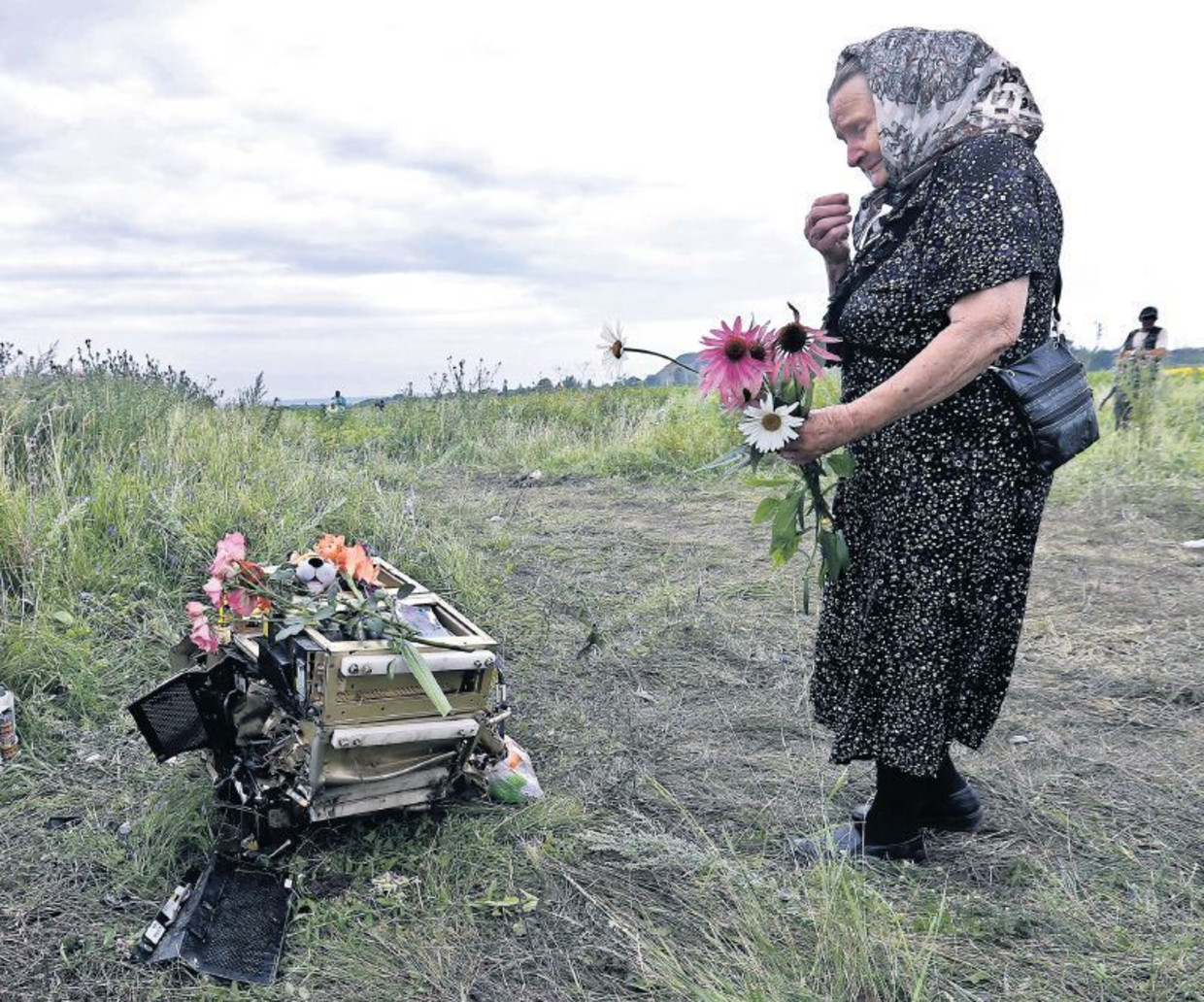 Een Oekraïense vrouw toont respect op de rampplek. Beeld epa