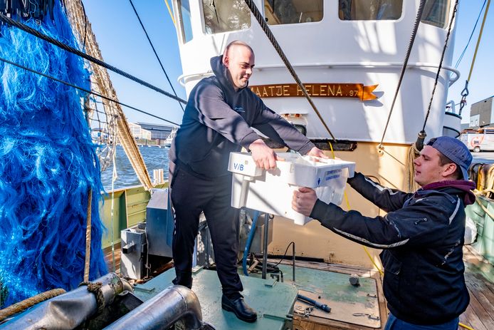 Bemanningsleden Niels en Anthony (r) aan boord van de YE-138 van schipper Eddy Sinke