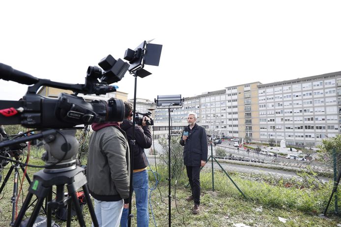 Journalisten staan voor het  Agostino Gemelli Ziekenhuis in Rome.