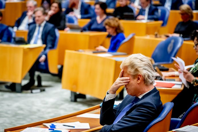 Pieter Omtzigt (NSC) en Geert Wilders (PVV) tijdens het debat over het eindverslag van informateur Ronald Plasterk.