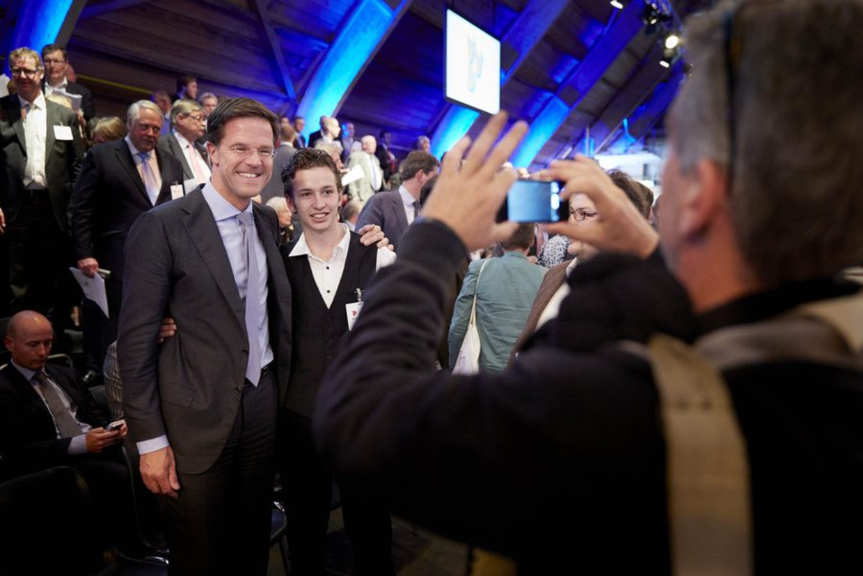 VVD-bestuurders moeten voortaan een integriteitsverklaring ondertekenen. Ook is er een permanente commissie ingesteld die zich met integriteitskwesties in de partij bezighoudt. Bij opleidingen zal aandacht worden geschonken aan integriteit en kandidaat-politici moeten een vragenlijst invullen om hun risicoprofiel over integriteit te kunnen beoordelen. Beeld anp