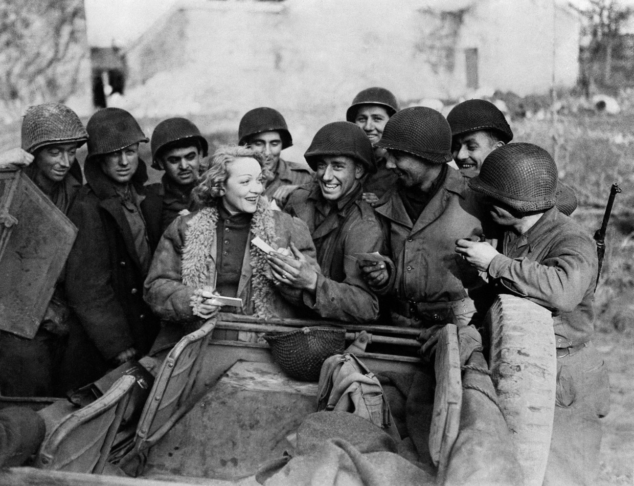 Marlene Dietrich op tournee aan het front in 1945. Hier gaf ze een optreden voor Amerikaanse soldaten op Duits grondgebied. Beeld Gamma-Keystone via Getty Images