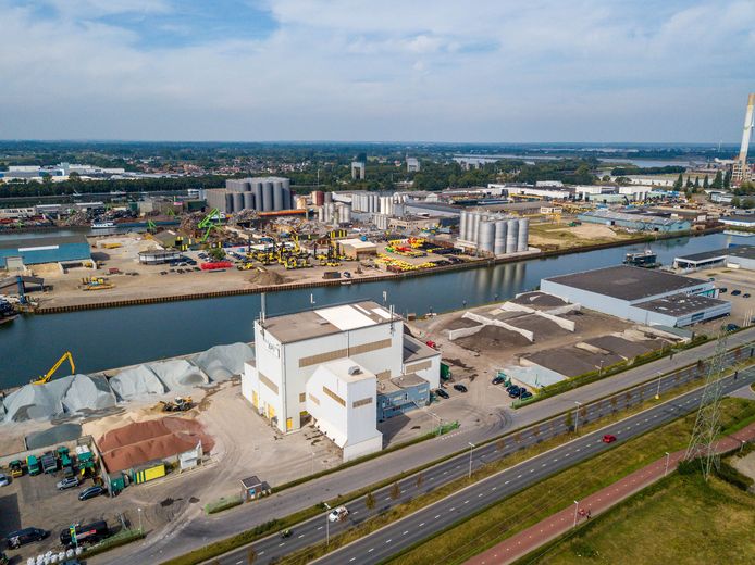 Een derde van de grote bedrijven op het industrieterrein rond de kanaalhavens heeft de vergunningen niet op orde, blijkt uit onderzoek van de Gelderlander.