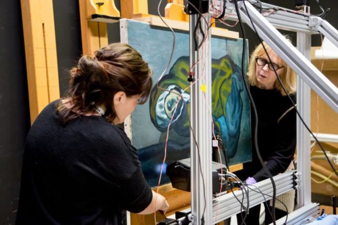 De Knielende Vrouw van Picasso wordt gescand met de nieuwe techniek