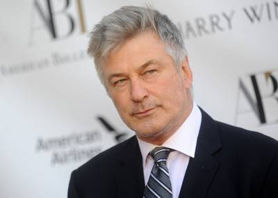 Alec Baldwin nu ook aangeklaagd door leden filmcrew na schietincident op de set van ‘Rust’