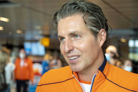 Pieter van den Hoogenband bij vertrek naar Tokio vorige week.