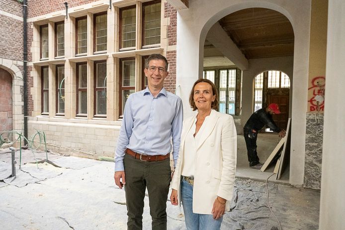 Liesbeth Schwartz en Paul Van den Broeck laten de voormalige Lierse stadskantoren op de Grote Markt verbouwen tot congrescentrum.