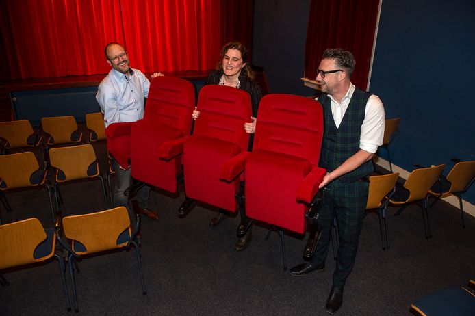 GEERTRUIDENBERG - Voor de ondertekening van de koopakte Schattelijn/Markt 32-38 sjouwen Dieuwke en Willem Simonis met wethouder Mike Hofkens (r) de nieuwe stoelen het theater in